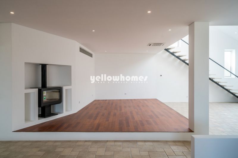 Propriedade clássica-moderna com casa de hóspedes e piscina 